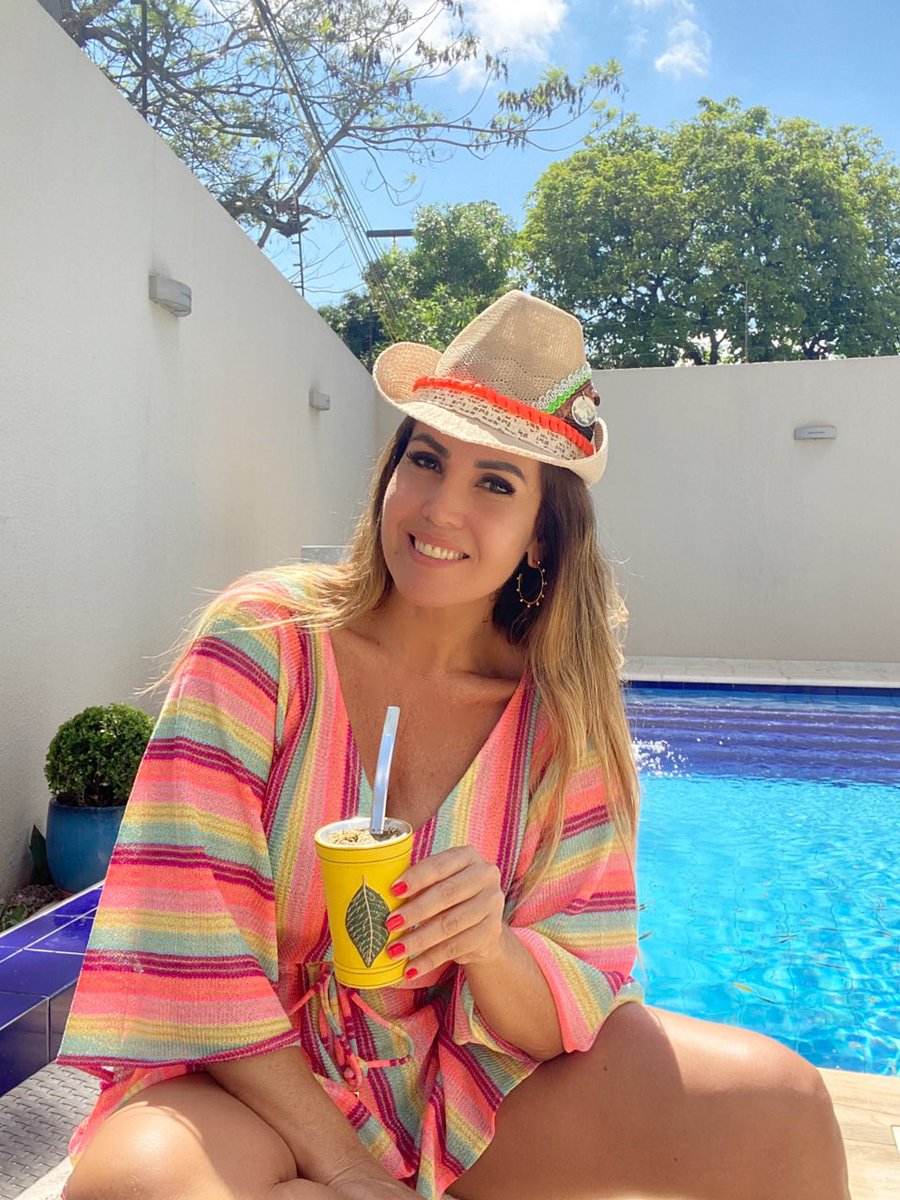 LOARIAS's tweet image. Acompaña este día hermoso y caluroso con un fresco tereré... y si es con la nueva yerba mate compuesta &quot;Cedrón y Burrito&quot; de @Arcoiris_Py vas a disfrutar mucho mucho más 🧊🧉🍃

#arcoirispy #consaboryconfianza #cedronyburrito #yerbamate #orgullosamenteparaguaya