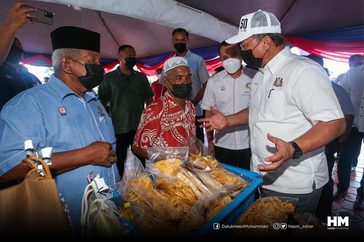 Hasni_Johor's tweet photo. Jagalah elok-elok hak milik ini dan hargai usaha yang telah dilakukan untuk memperolehnya.

Saya juga berkesempatan meninjau program industri kecil dan sederhana(IKS) yang diusahakan bersebelahan kompleks. 

2/3 https://t.co/of5Jit7QFI