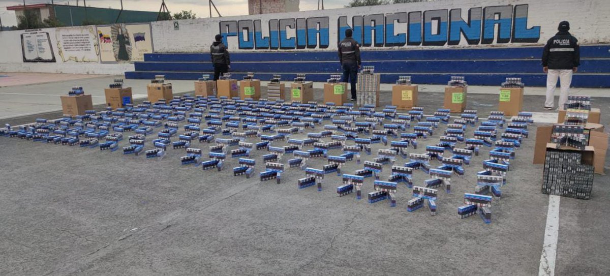 PoliciaEcuador's tweet photo. NO AL CONTRABANDO🚫

📌Allanamos un domicilio en #Carchi, donde se encontró mercancías (cigarrillos) sin la debida documentación que justifique la legal tenencia. 
 
#PlanRescateEcuador https://t.co/g0qiOB8ndi