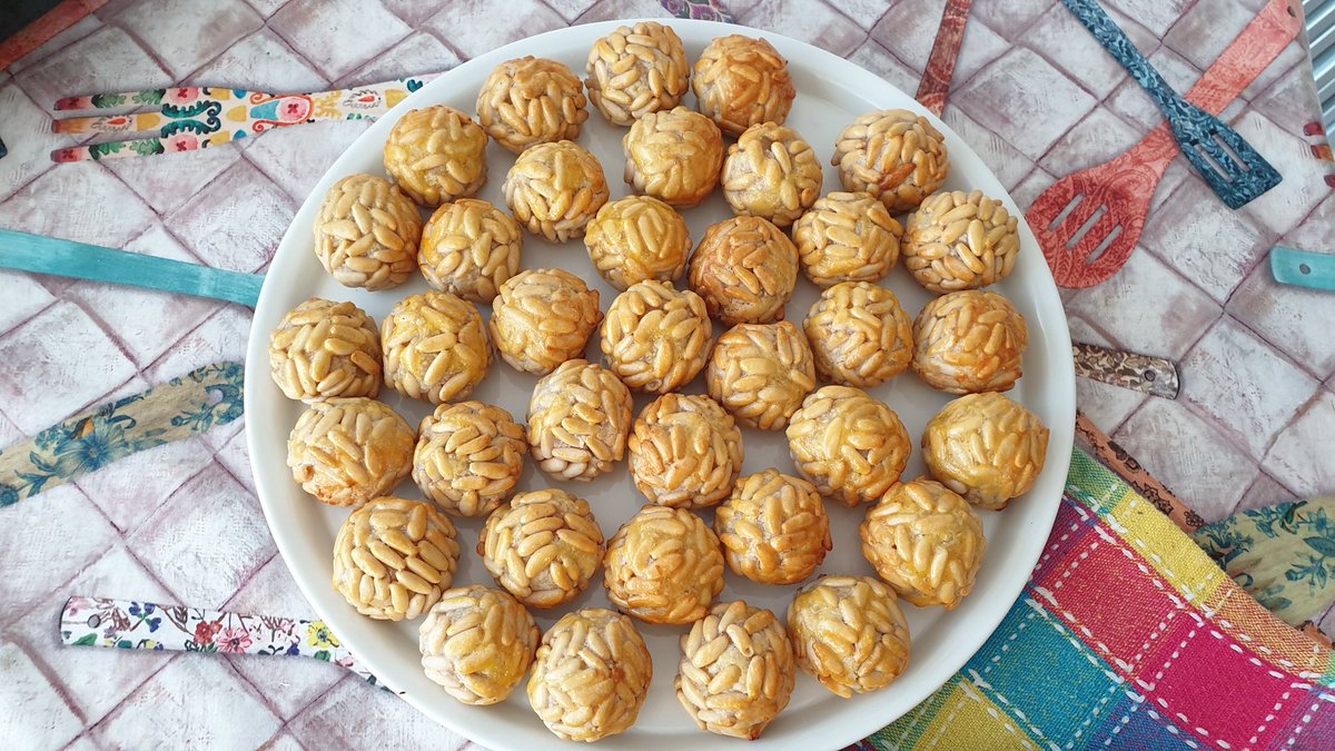 rescoda's tweet photo. Fans dels #panellets de pinyons! I dels d'ametlla, de coco, de xocolata, de llimona... #bonacastanyada https://t.co/GIO7vOOGnm
