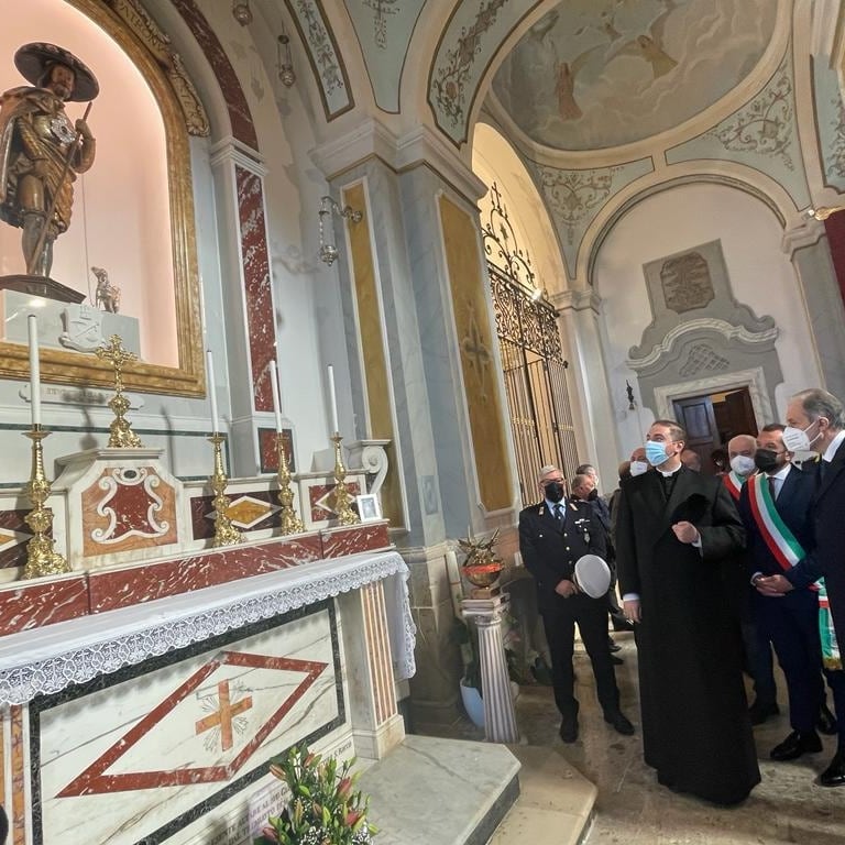 VitoBardi's tweet photo. Buona domenica da #Tolve, dove con il Sindaco @PepePasquale1 abbiamo celebrato il Milite Ignoto.
Poi un cordiale saluto a don Francesco presso la bellissima Casa del Pellegrino. https://t.co/c8VH3a0odP