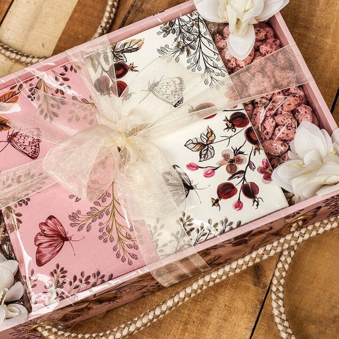 luxuryindianwe1's tweet photo. It’s always lovely to gift favors like nuts, chocolates, tea, or cookies!
Be it at a wedding, Diwali, or any other occasion. Beautifully handcrafted paper on board tray, with rope handles.
#indianwedding #indianwedddinginvite #tray #weddingfavours #nutspackaging https://t.co/B3vYJo4092