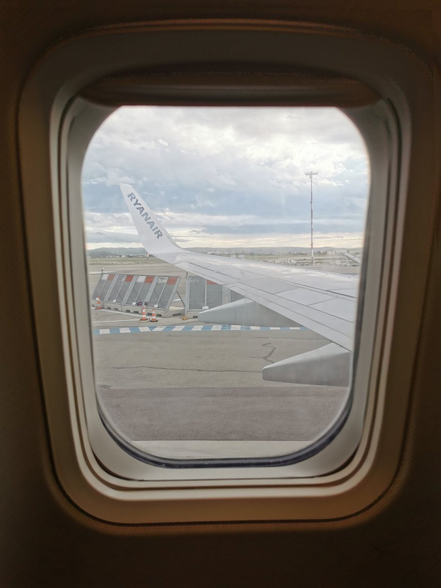 reporter_flight's tweet photo. And there we go to @STN_Airport with @Ryanair ! Let's enjoy It ! https://t.co/cmxT7bgbHn