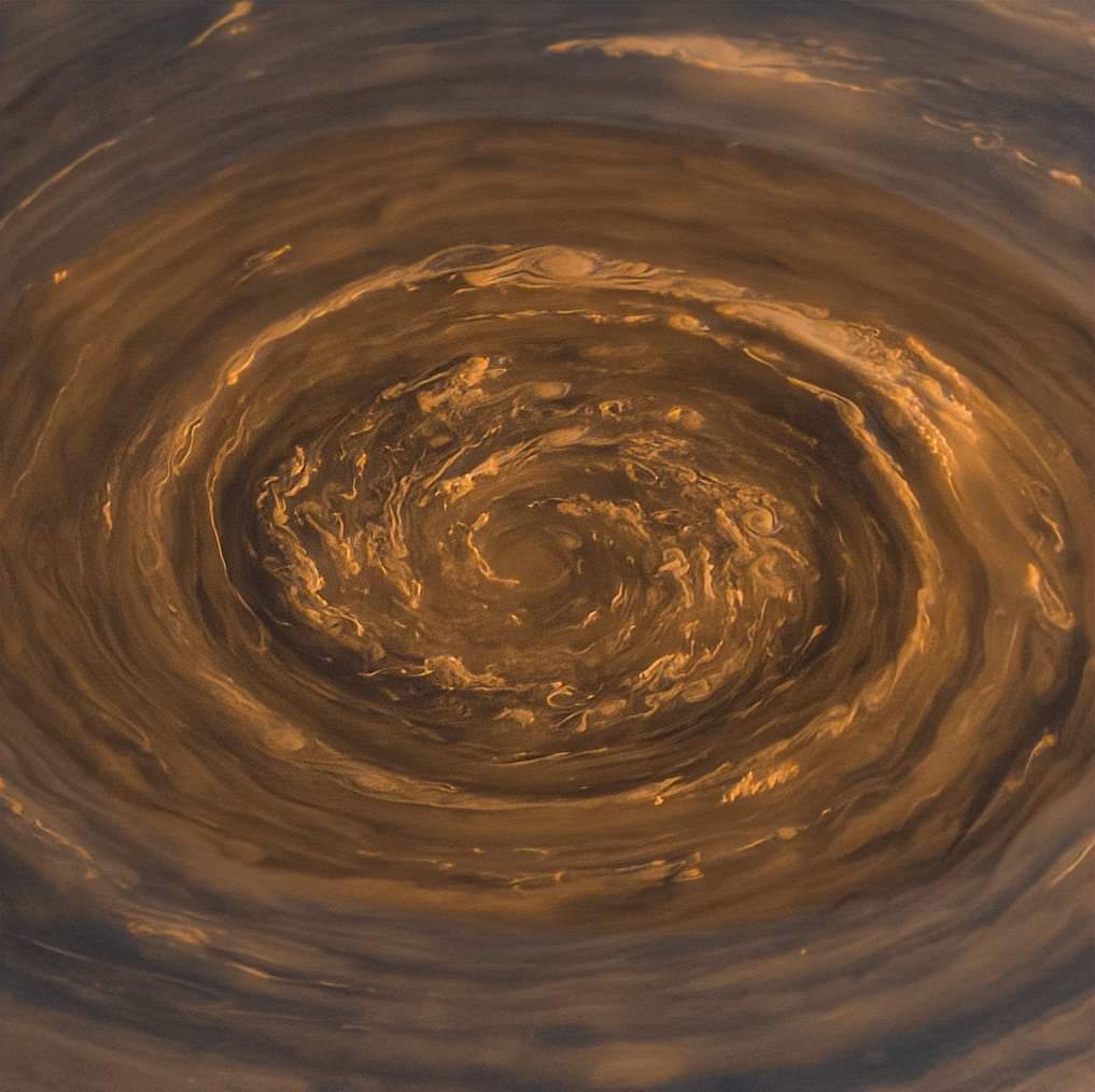 Quello che state vedendo è un gigantesco uragano sul polo nord di Saturno fotografato dalla sonda Cassini. L'occhio del ciclone è 20 volte più grande di quelli terrestri mentre all'interno spirano venti a 540 km/h. Meraviglioso connubio tra astronomia e meteorologia.
