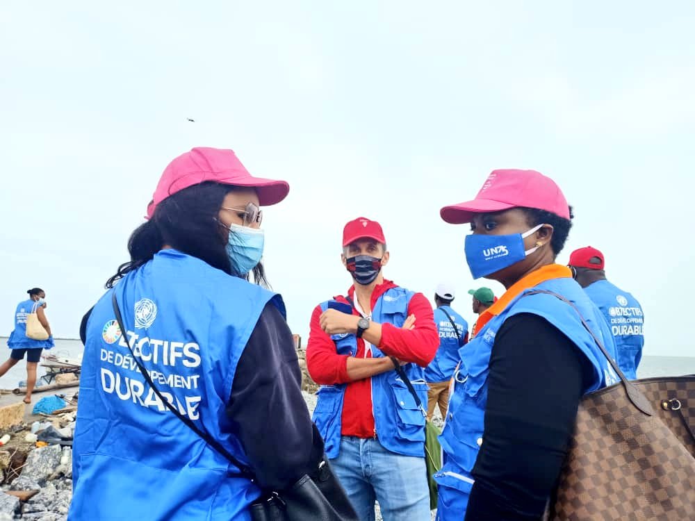 OnuGuinee's tweet photo. Pr célébrer les #76Ans de l'#ONU en #Guinée, @GuineeOneUN mobilise son personnel dans les îles de la commune urbaine de Kassa, à Roum. Des kits scolaires ont été distribués aux écoliers &amp;des activités de #teambuilding &amp; de bien-être menées.
#TenirLaParole
#ODD
#UNDay
@MartinVncnt https://t.co/7QaOfkZBWT