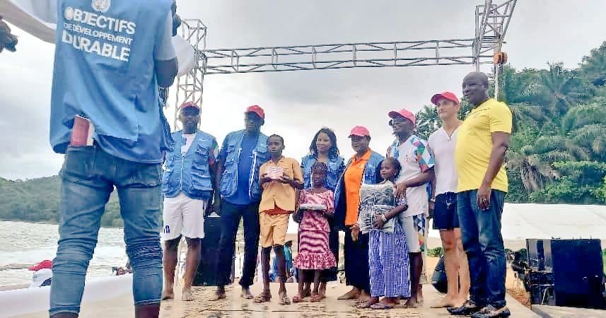 OnuGuinee's tweet photo. Pr célébrer les #76Ans de l'#ONU en #Guinée, @GuineeOneUN mobilise son personnel dans les îles de la commune urbaine de Kassa, à Roum. Des kits scolaires ont été distribués aux écoliers &amp;des activités de #teambuilding &amp; de bien-être menées.
#TenirLaParole
#ODD
#UNDay
@MartinVncnt https://t.co/7QaOfkZBWT