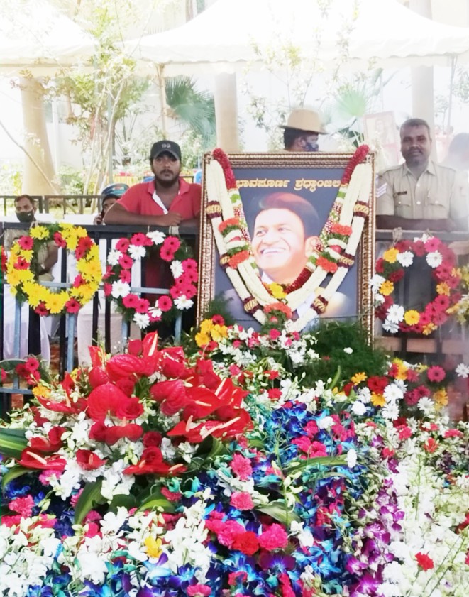 IndraMandya's tweet photo. ನೀನೇ ರಾಜಕುಮಾರ... 🙏🙏Miss you Appu 💔 😑 #MissYouAppu 🎥🎬 https://t.co/3vcQmB0O8t