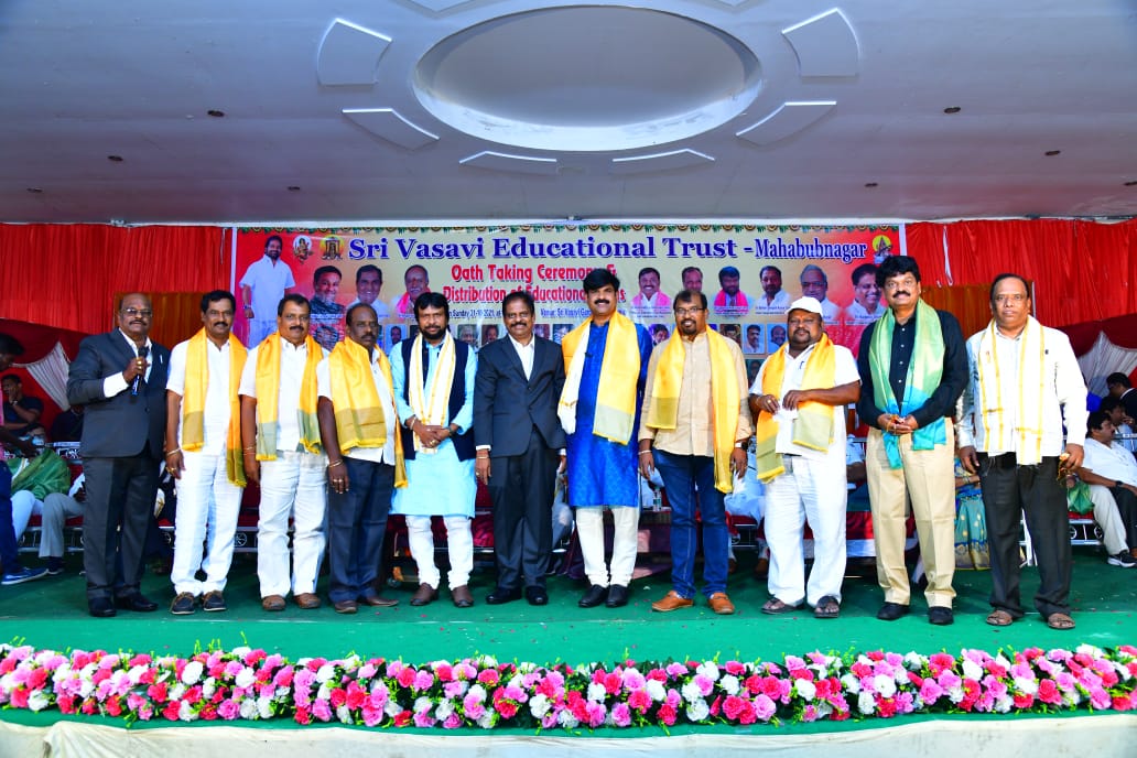 USrinivasGupta's tweet photo. శ్రీ వాసవి ���డ్యుకేషనల్ ట్రస్ట్ మహబూబ్‌నగర్ ఆధ్వర్యంలో శ్రీ మలిపెద్ది శంకర్ &amp; ధర్మకర్తల మండలి ప్రమాణ స్వీకారోత్సవ కార్యక్రమం మరియు విద్యా రుణాల పంపిణీ కార్యక్రమంలో పాల్గొని
పేద మరియు ప్రతిభావంతులైన ఆర్య వైశ్య విద్యార్థులకు వడ్డీ లేని విద్యా రుణాలను అందజేయడం జరిగింది. https://t.co/Wuj0Zvm8Bh