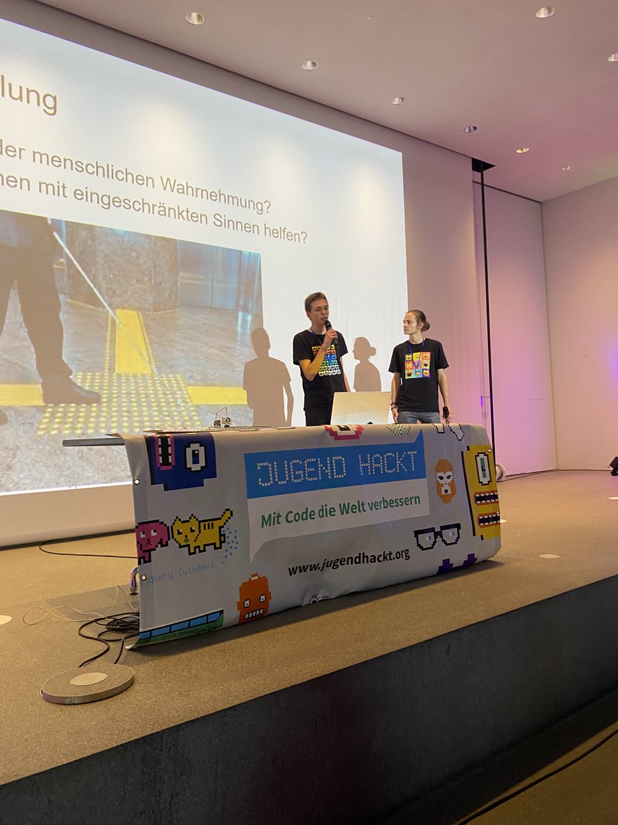 Mit Hardware wurde heute auch gearbeitet! Die Gruppe "digitaler Raumscanner" hat mit einem Ultraschallsensor und einem Motor wurde ein 180°-Abstandssensor gebaut.