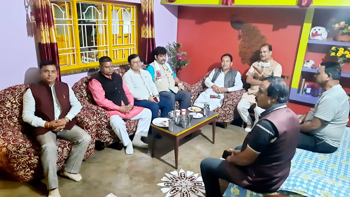 Santosh56963303's tweet photo. संघ रामगढ़ जिला के माननीय जिला संघचालक श्री शत्रुघ्न प्रसाद जी के आवास पर आज उनके स्वास्थ्य के बारे में जानकारी प्राप्त करने और कुशल क्षेम निमित्त जिला प्रभारी@sashibhushanbjp जी के  साथ में @RajuChaturvedi9 @Akhiles44345862  @Ranjan_Chhotan @rajiv0raj @Santosh56963303 मौजूद रहे https://t.co/iz6NvFtwyy