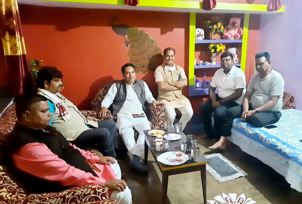 Santosh56963303's tweet photo. संघ रामगढ़ जिला के माननीय जिला संघचालक श्री शत्रुघ्न प्रसाद जी के आवास पर आज उनके स्वास्थ्य के बारे में जानकारी प्राप्त करने और कुशल क्षेम निमित्त जिला प्रभारी@sashibhushanbjp जी के  साथ में @RajuChaturvedi9 @Akhiles44345862  @Ranjan_Chhotan @rajiv0raj @Santosh56963303 मौजूद रहे https://t.co/iz6NvFtwyy