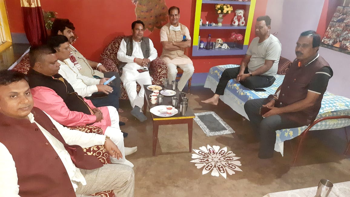 Santosh56963303's tweet photo. संघ रामगढ़ जिला के माननीय जिला संघचालक श्री शत्रुघ्न प्रसाद जी के आवास पर आज उनके स्वास्थ्य के बारे में जानकारी प्राप्त करने और कुशल क्षेम निमित्त जिला प्रभारी@sashibhushanbjp जी के  साथ में @RajuChaturvedi9 @Akhiles44345862  @Ranjan_Chhotan @rajiv0raj @Santosh56963303 मौजूद रहे https://t.co/iz6NvFtwyy