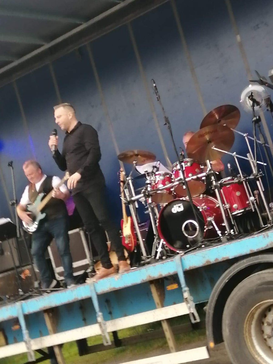 sarahgrant155's tweet photo. The JMG Group Country Drive In @EimearBoggs97 😍❤️🎶 #PaulKelly #GaryGamble #RobertMizzell #RitchieRemo #CountryDriveIn #Enniskillen https://t.co/RSjD1KOPZs