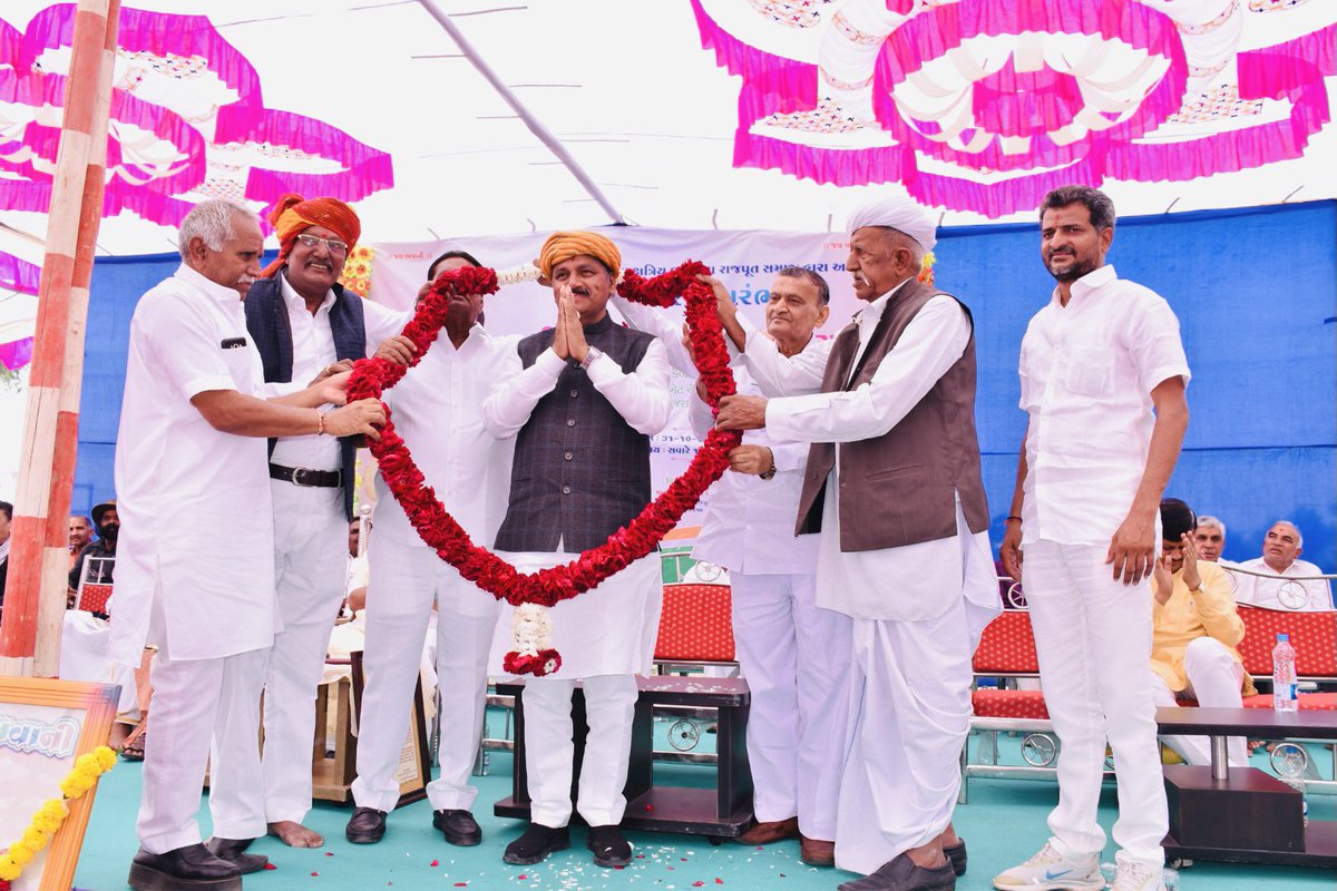KiritsinhJRana's tweet photo. આજરોજ ભૃગુપુર ગામે સુરેન્દ્રનગર જિલ્લા ક્ષત્રિય કારડિયા રાજપુત સમાજ દ્વારા કેબિનેટ મંત્રી બન્યા બાદ સત્કાર સમારંભ યોજાયો હતો, કારડિયા રાજપુત સમાજના સૌ આગેવાનો દ્વારા મારું સન્માન કરવામાં આવ્યું હતું.
આપ સૌની પ્રેમ, અને લાગણી બદલ હું કાયમ આપ સૌનો ઋણી રહીશ. 🙏 https://t.co/jYYTv3bhFN