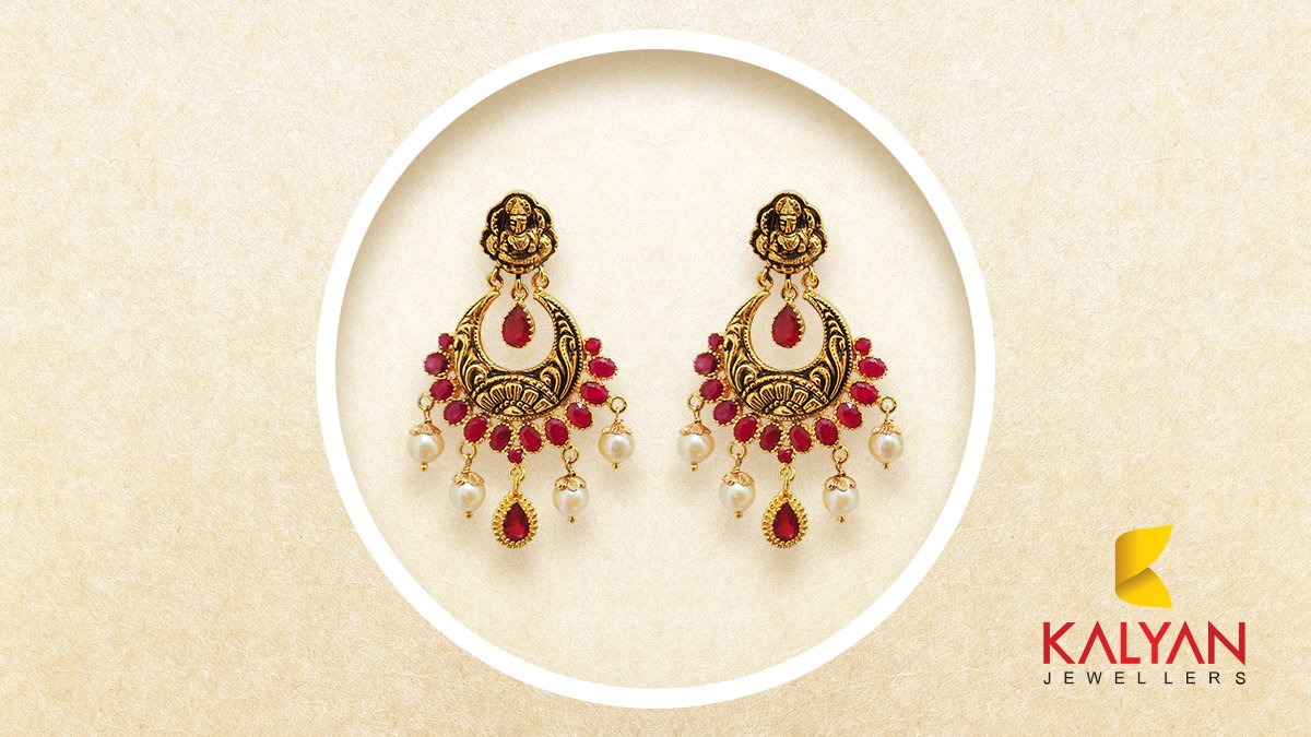 KalyanJewellers's tweet photo. Bringing together vibrant precious stones, exquisite karigari & the most divinely motifs with“Vedha”.
This Diwali, come revel in a collection of artisanal jewellery that showcases craftsmanship par excellence.
#VedhaCollection #DiwaliwithKalyanJewellers https://t.co/67sVvNTw3t