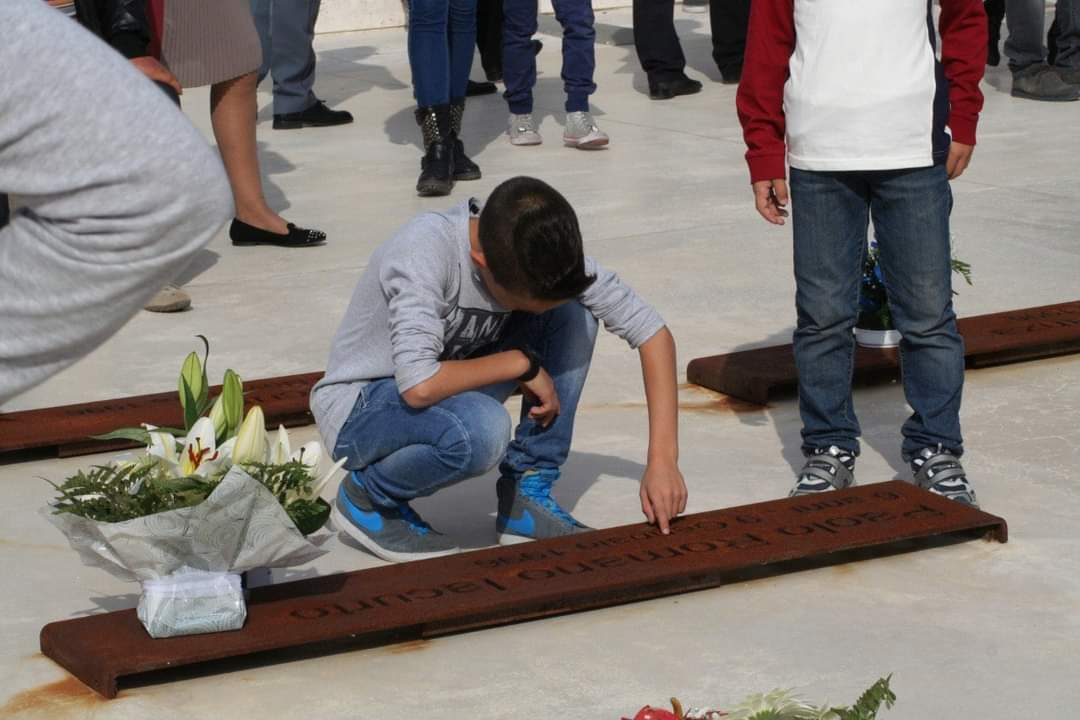 Pat_Manzo's tweet photo. #31Ottobre2002 
Il 31 Ottobre di ogni anno il tempo si ferma e il ricordo torna a #SanGiulianoPuglia La terra tremò facendo accortacciare la #scuola. #27Angeli furono strappati alla vita assieme alla loro #maestra, e il castello dei sogni divenne un castello di carta. 
🎈 https://t.co/avgVO3GDSt