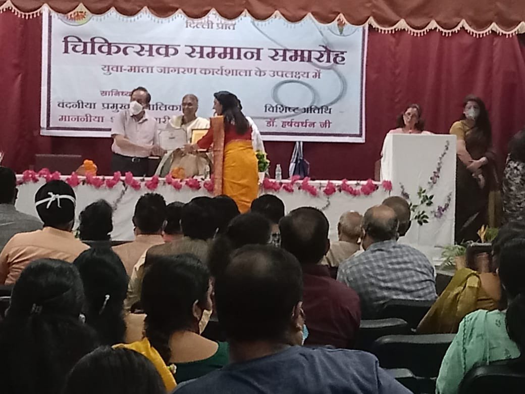 drharshvardhan's tweet photo. कोरोना योद्धाओं की जय हो!
जिस अदृश्य शक्ति ने इंसान को बनाया उसे दुनिया भगवान कहती है तो इस धरा पर चिकित्सक को भी यह दुनिया भगवान कहती है।
महामारी के भयानक दौर में सफेद लैब कोट में अहर्निश कार्यरत रहे देवदूतों को प्रशस्ति पत्र देकर स्वयं सम्मानित महसूस कर रहा हूं।
@RSevikasamiti https://t.co/2dygTFK1rR