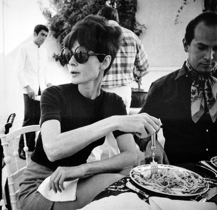 hepburnfiles's tweet photo. happy sunday! 🍝

audrey hepburn and oscar de la renta enjoying some pasta in estoril, cascais, portugal, 1968 https://t.co/2zXLNQZrRo