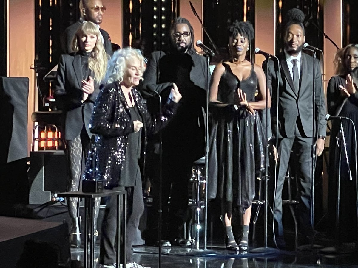 dougtayek's tweet photo. #CaroleKing celebrates those who influenced and inspired her, as @taylorswift13 looks on, having just inducted King into the #RockHall
#TaylorSwift
#RockHall2021
#RockandRollHallofFame
#rockhallinduction
#RockHallOfFame https://t.co/0vkOz8Zh6c