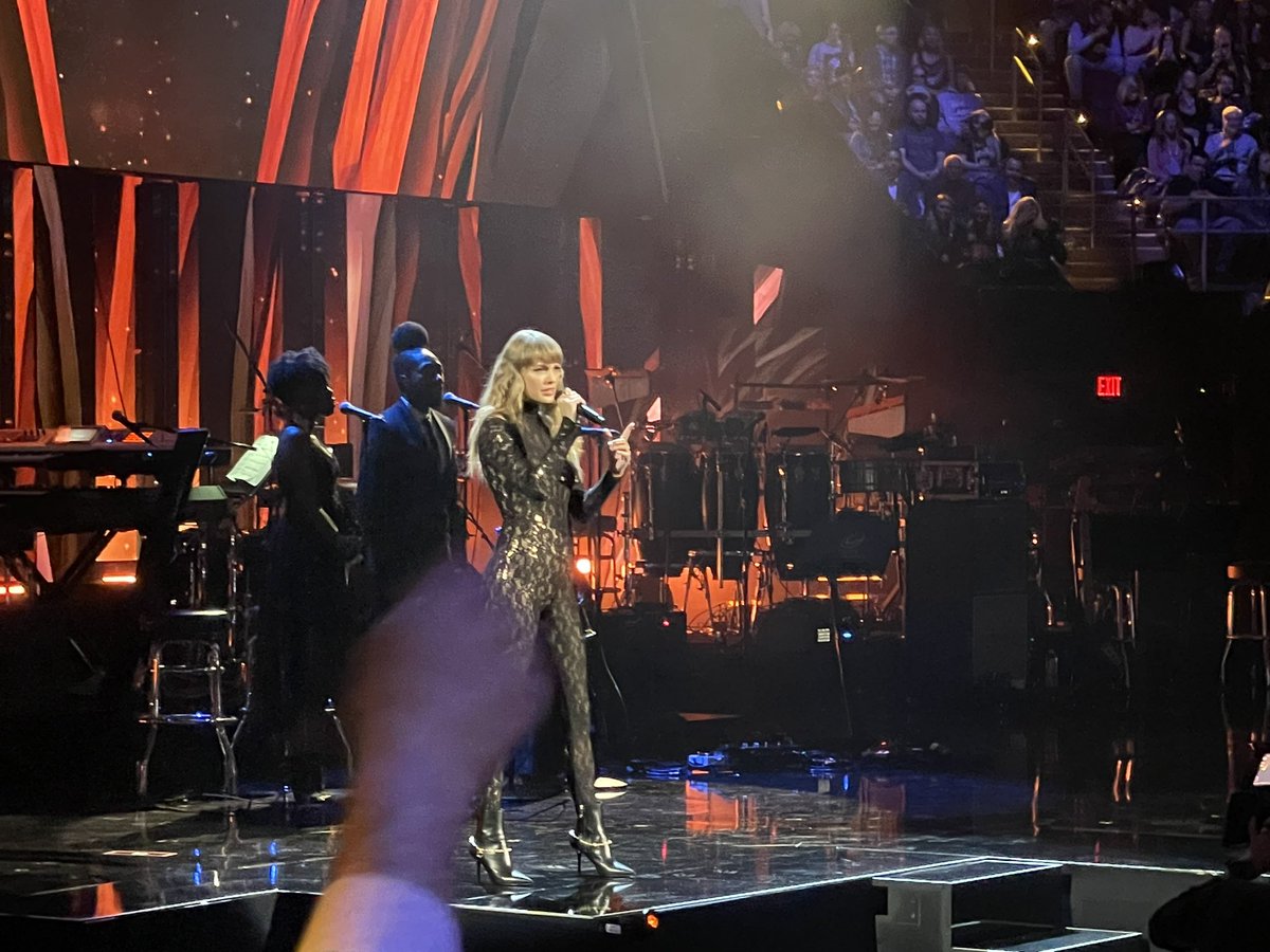 dougtayek's tweet photo. #CaroleKing celebrates those who influenced and inspired her, as @taylorswift13 looks on, having just inducted King into the #RockHall
#TaylorSwift
#RockHall2021
#RockandRollHallofFame
#rockhallinduction
#RockHallOfFame https://t.co/0vkOz8Zh6c
