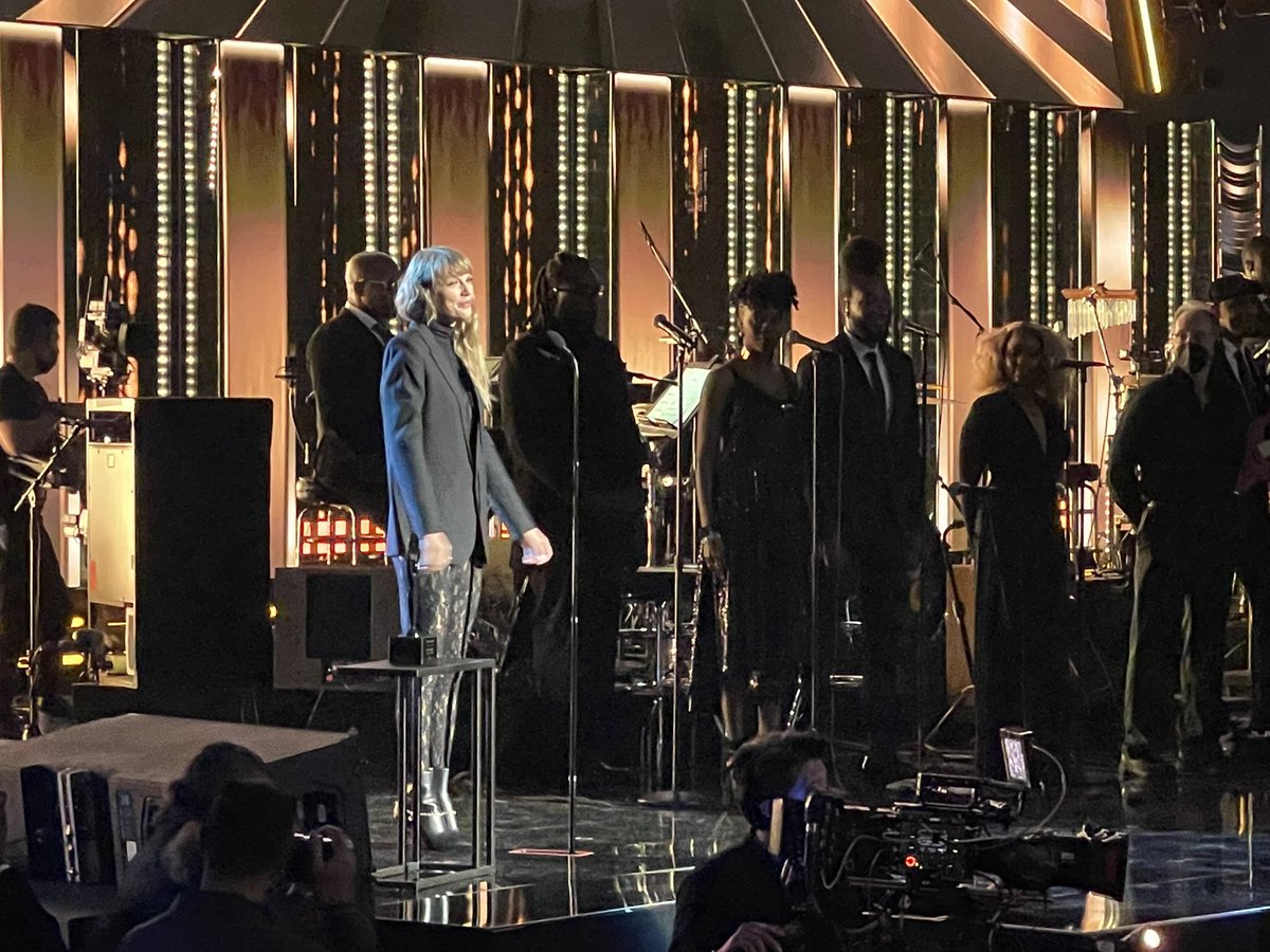 dougtayek's tweet photo. #CaroleKing celebrates those who influenced and inspired her, as @taylorswift13 looks on, having just inducted King into the #RockHall
#TaylorSwift
#RockHall2021
#RockandRollHallofFame
#rockhallinduction
#RockHallOfFame https://t.co/0vkOz8Zh6c