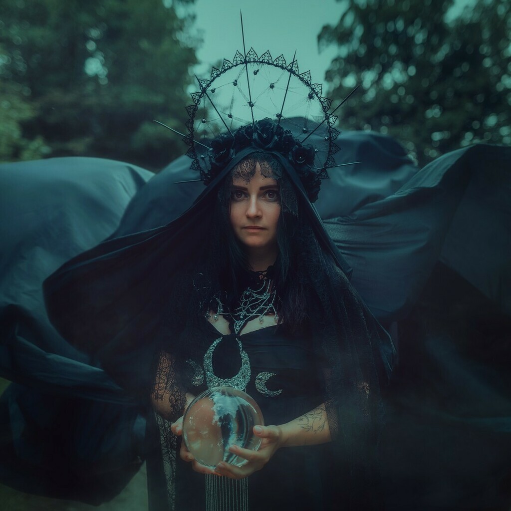 moondome_uk's tweet photo. Happy Halloween!!!
Probably one of my favorite witchy shots from @dashiee 
Model @tatyana_zimovina 
.
#magic #blackmagic #witchy #wicthes #wicthcraft #wicthywoman #witchyinspiration #halloween #crown #blackcrown #witchythings #crystalball #photography #photoshoot #fantasyart… https://t.co/1h79RunAwj