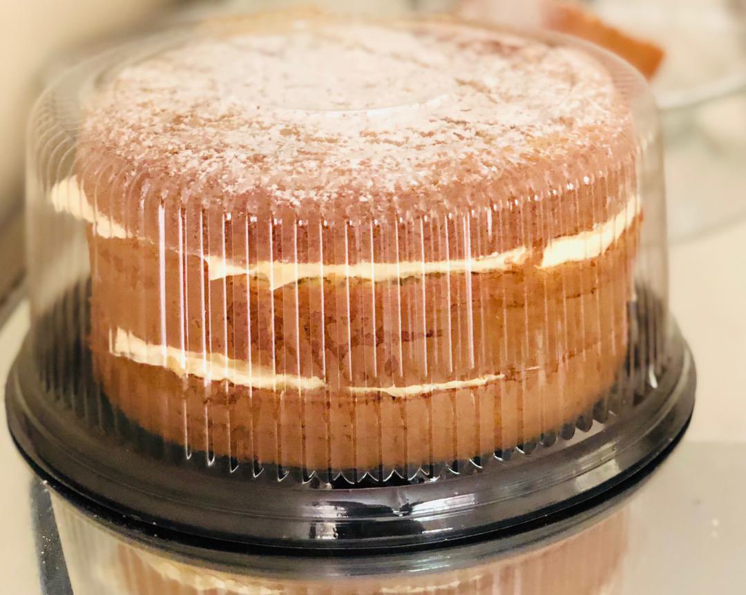 amiraselepeng's tweet photo. hey twitter fam🥺my mom sells the best caramel and vanilla cakes, i swear they almost taste like the old woolies cakes🥺please retweet and place your orders🙏🏾🤍 https://t.co/bbbcHdkDY1