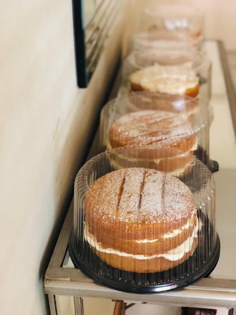 amiraselepeng's tweet photo. hey twitter fam🥺my mom sells the best caramel and vanilla cakes, i swear they almost taste like the old woolies cakes🥺please retweet and place your orders🙏🏾🤍 https://t.co/bbbcHdkDY1