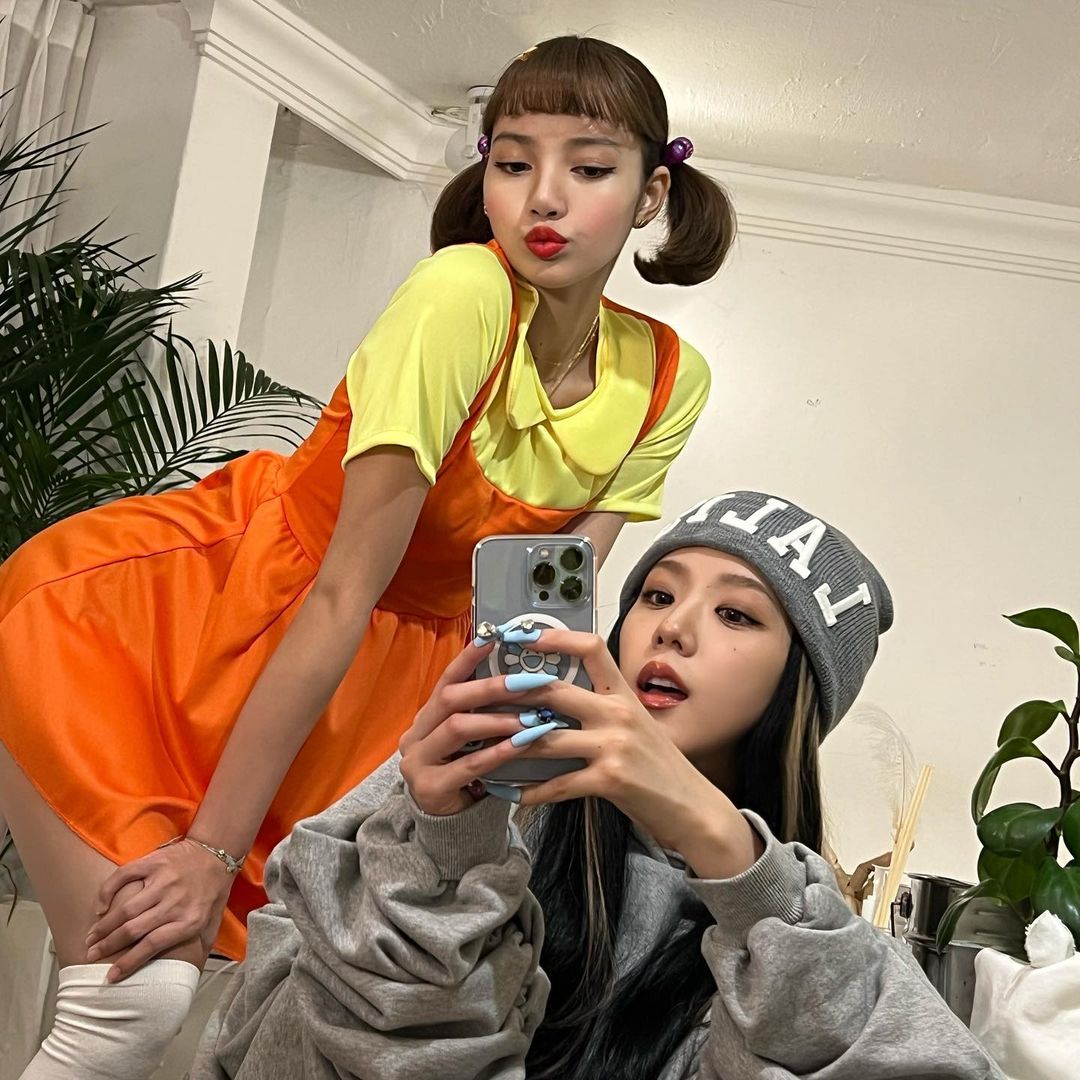 flerifyofficial's tweet photo. Lisa with her unnie, so cute💗
https://t.co/g9azjfWZ3R

#LISOO #Lisa #jisoo #Lalisa #Chaelisa #LISA #BLACKPINK #JENLISA #LatestNews #Instagram https://t.co/NBvp1sBQys