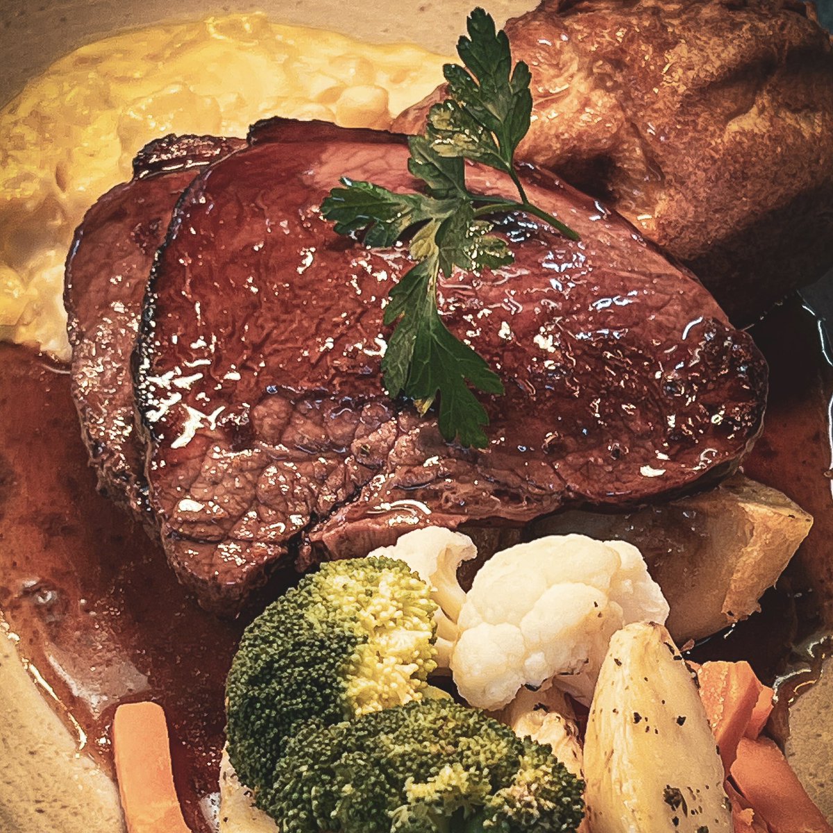 Everyone likes a roast on a Sunday! Our roast today is topside of British beef, roast potatoes, Yorkshire pudding and fresh vegetable medley with cauliflower cheese 🍽🍷