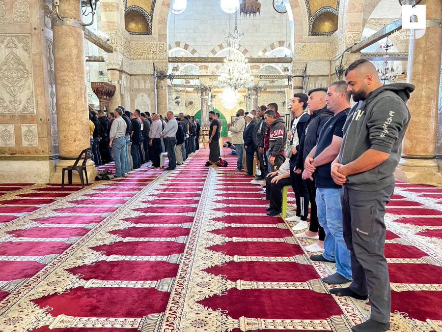 IFyou_611's tweet photo. 🇵🇸 Saat menunaikan shalat Ashar, di Masjid Al-Aqsha, hari ini. 🤍🤍🤍
#SaveAqsha
#FreePalestine ❤🇵🇸 https://t.co/KfKOrcmMOB