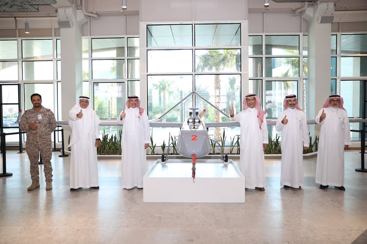 PSDSARC's tweet photo. #مركز_الأمير_سلطان_للدراسات_والبحوث_الدفاعية و #الشركة_السعودية_للصناعات_العسكرية يوقعان عقد تطوير منظومة طائرة حارس الأجواء.

يهدف العقد إلى تطوير المنظومة للمساهمة ضمن جهود @GAMI_KSA التكاملية لتحقيق مستهدفات #رؤية_السعودية_2030 برفع نسبة التوطين في القطاع العسكري.

#PSDSARC https://t.co/hv6qMCt671