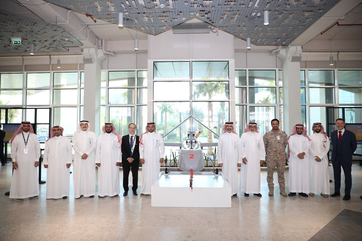 PSDSARC's tweet photo. #مركز_الأمير_سلطان_للدراسات_والبحوث_الدفاعية و #الشركة_السعودية_للصناعات_العسكرية يوقعان عقد تطوير منظومة طائرة حارس الأجواء.

يهدف العقد إلى تطوير المنظومة للمساهمة ضمن جهود @GAMI_KSA التكاملية لتحقيق مستهدفات #رؤية_السعودية_2030 برفع نسبة التوطين في القطاع العسكري.

#PSDSARC https://t.co/hv6qMCt671
