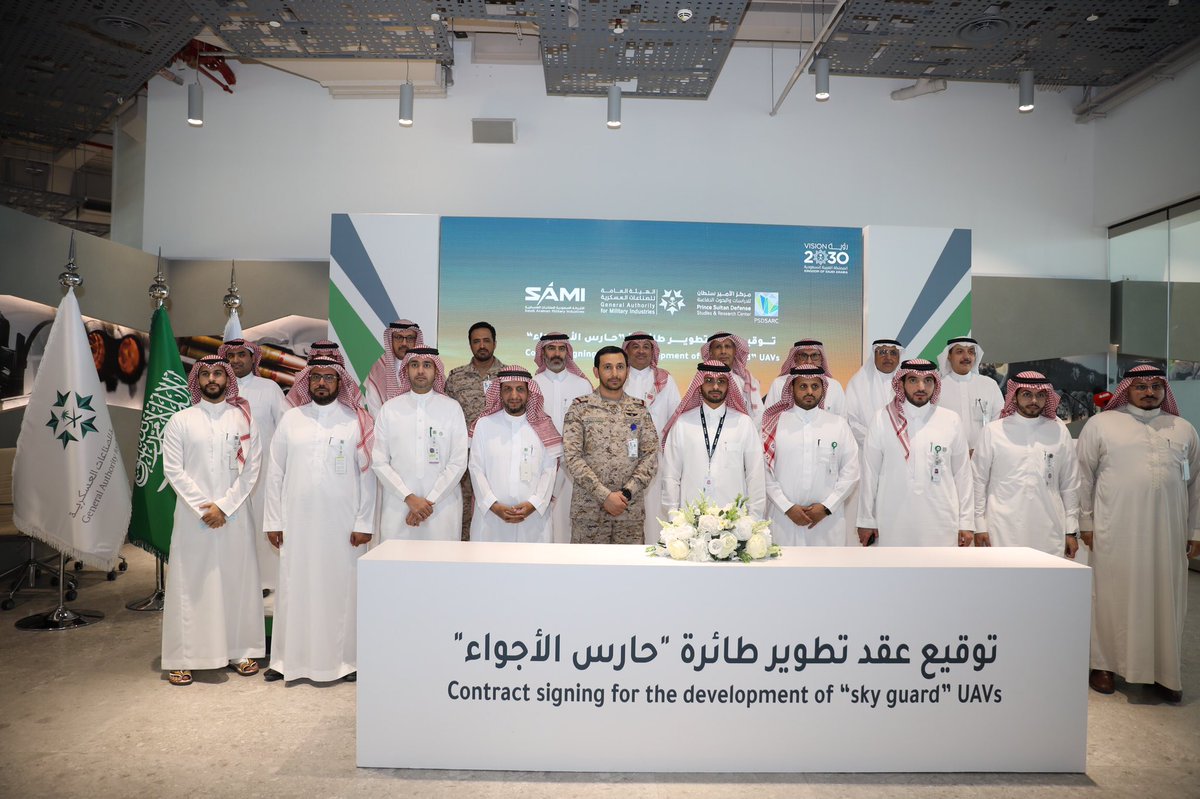 PSDSARC's tweet photo. #مركز_الأمير_سلطان_للدراسات_والبحوث_الدفاعية و #الشركة_السعودية_للصناعات_العسكرية يوقعان عقد تطوير منظومة طائرة حارس الأجواء.

يهدف العقد إلى تطوير المنظومة للمساهمة ضمن جهود @GAMI_KSA التكاملية لتحقيق مستهدفات #رؤية_السعودية_2030 برفع نسبة التوطين في القطاع العسكري.

#PSDSARC https://t.co/hv6qMCt671