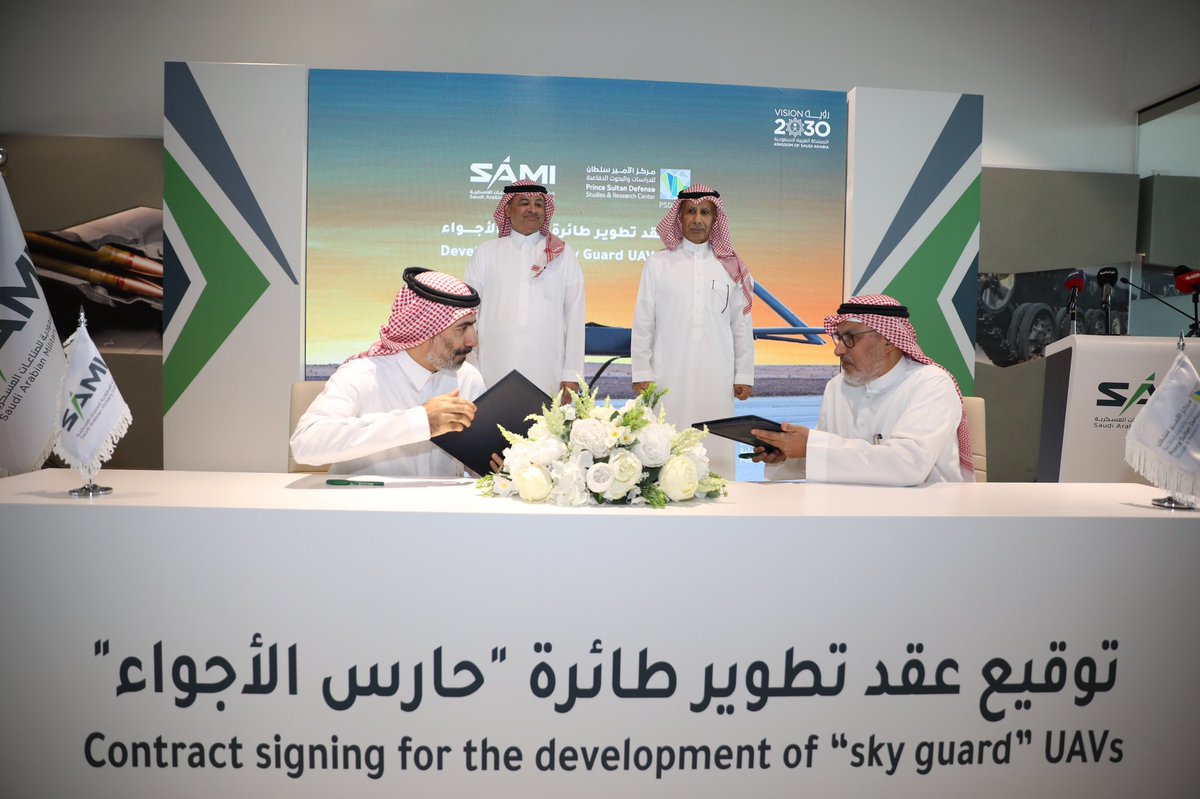 PSDSARC's tweet photo. #مركز_الأمير_سلطان_للدراسات_والبحوث_الدفاعية و #الشركة_السعودية_للصناعات_العسكرية يوقعان عقد تطوير منظومة طائرة حارس الأجواء.

يهدف العقد إلى تطوير المنظومة للمساهمة ضمن جهود @GAMI_KSA التكاملية لتحقيق مستهدفات #رؤية_السعودية_2030 برفع نسبة التوطين في القطاع العسكري.

#PSDSARC https://t.co/hv6qMCt671