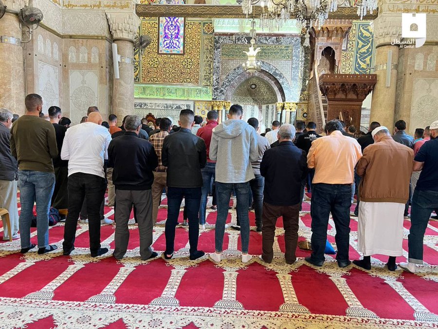 IFyou_611's tweet photo. 🇵🇸 Saat menunaikan shalat Ashar, di Masjid Al-Aqsha, hari ini. 🤍🤍🤍
#SaveAqsha
#FreePalestine ❤🇵🇸 https://t.co/KfKOrcmMOB