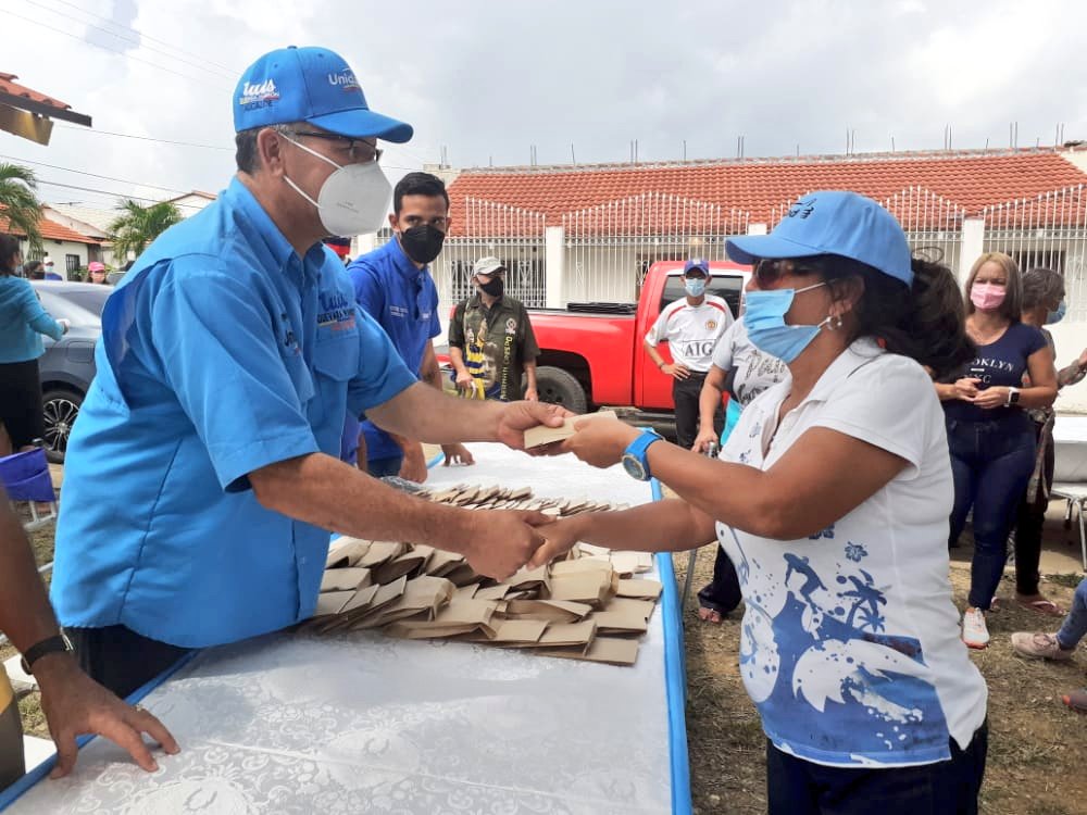 AlcaldiaAnaco's tweet photo. ¡#AnacoSolidario❤️ Llegó a Villa Araguaney👏!

Cada día son más las personas atendidas por este gran plan de nuestro Alcalde @LuisGuevaraM_. Esta nueva jornada benefició a más de 130 vecinos de la comunidad con la entrega de medicamentos, bastón y la imperdible Olla Solidaria. https://t.co/wBflYx7YkC