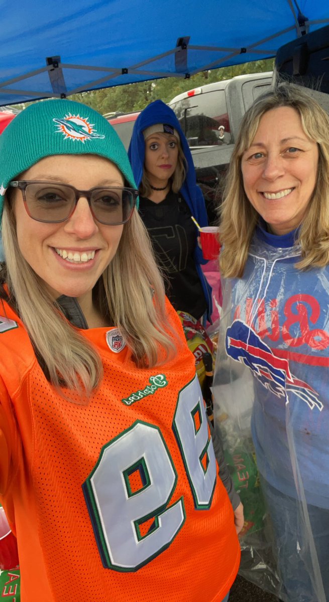 bethie4684's tweet photo. When you’re at the bills/dolphins game and have the best jersey on 😃 @JasonTaylor https://t.co/78iUNfMXS7