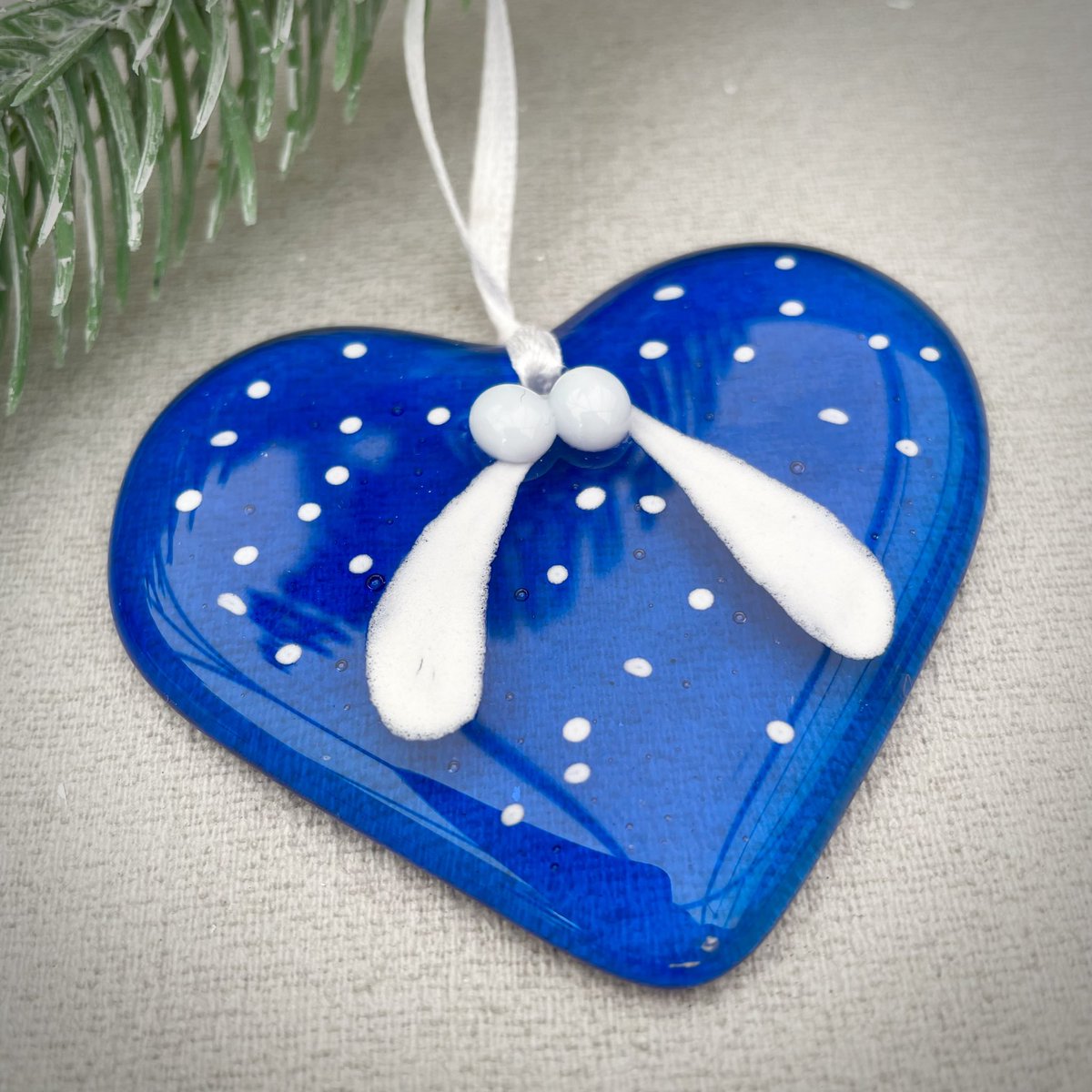 I need to confess that these aren’t actually a new design 😬

Made for last Christmas AND TOTALLY FORGOTTEN ABOUT….until today! 😂

Midnight Mistletoe Hearts 💙

etsy.me/3nMJ2Ge
