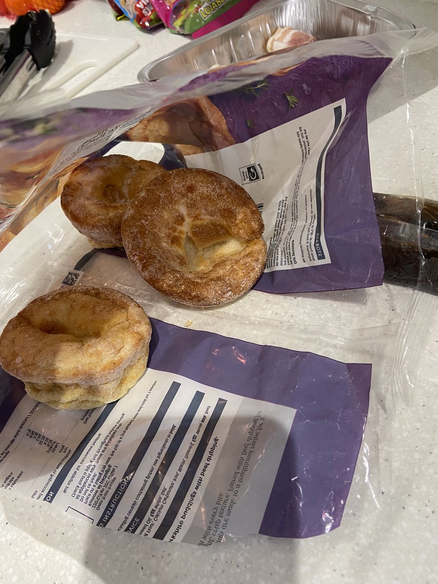 JoFreeman_x's tweet photo. @Tesco just opened my yorkshire puddings for my Sunday roast. There appears to be 3 Yorkshires missing! Please can this be looked into as there should be 6 and now I have to make my own! https://t.co/SpZHyn09BK