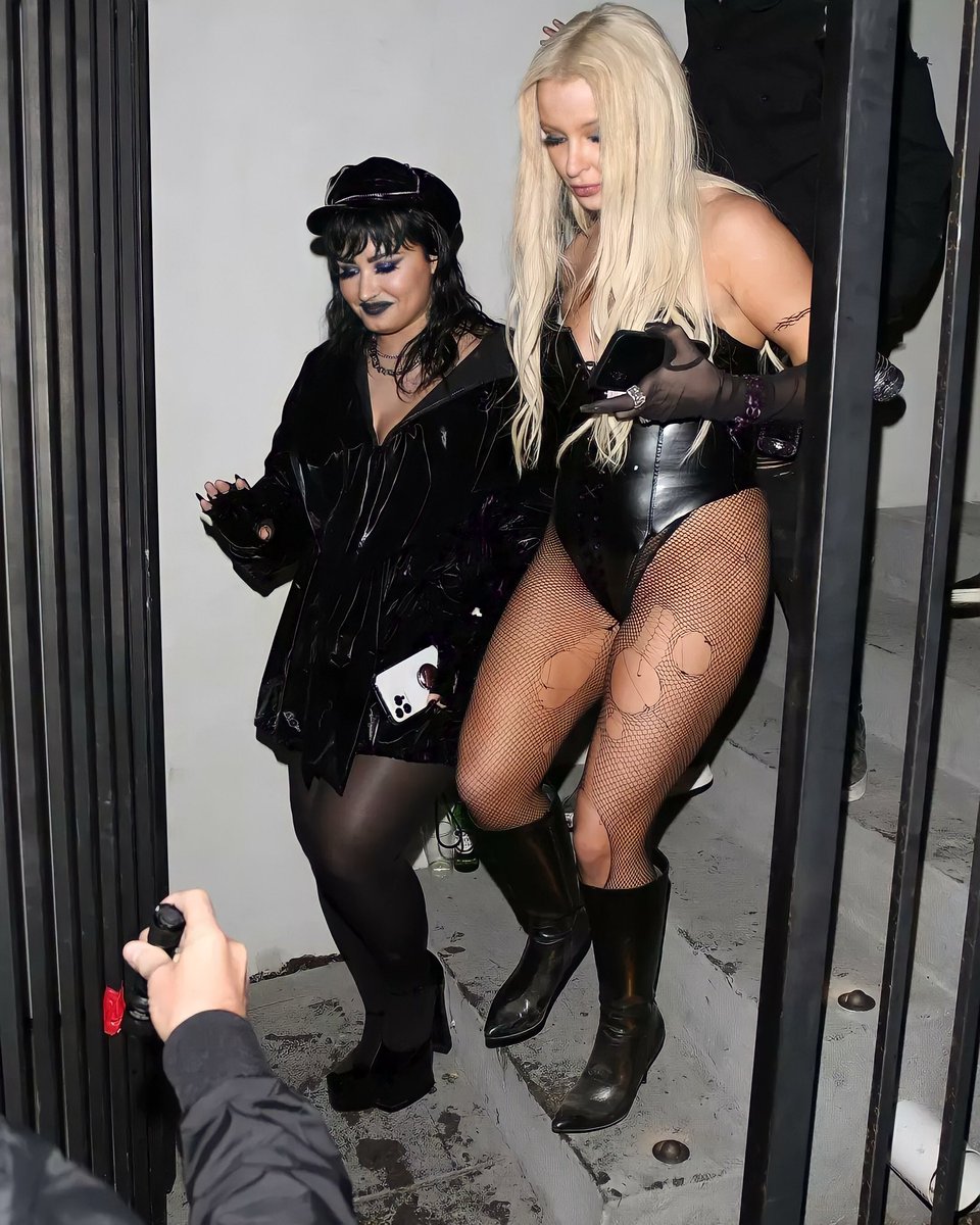 poptime's tweet photo. E Demi Lovato que foi preparadíssima pra festa de Halloween? 😳🔥 https://t.co/9w1YqNG7fI
