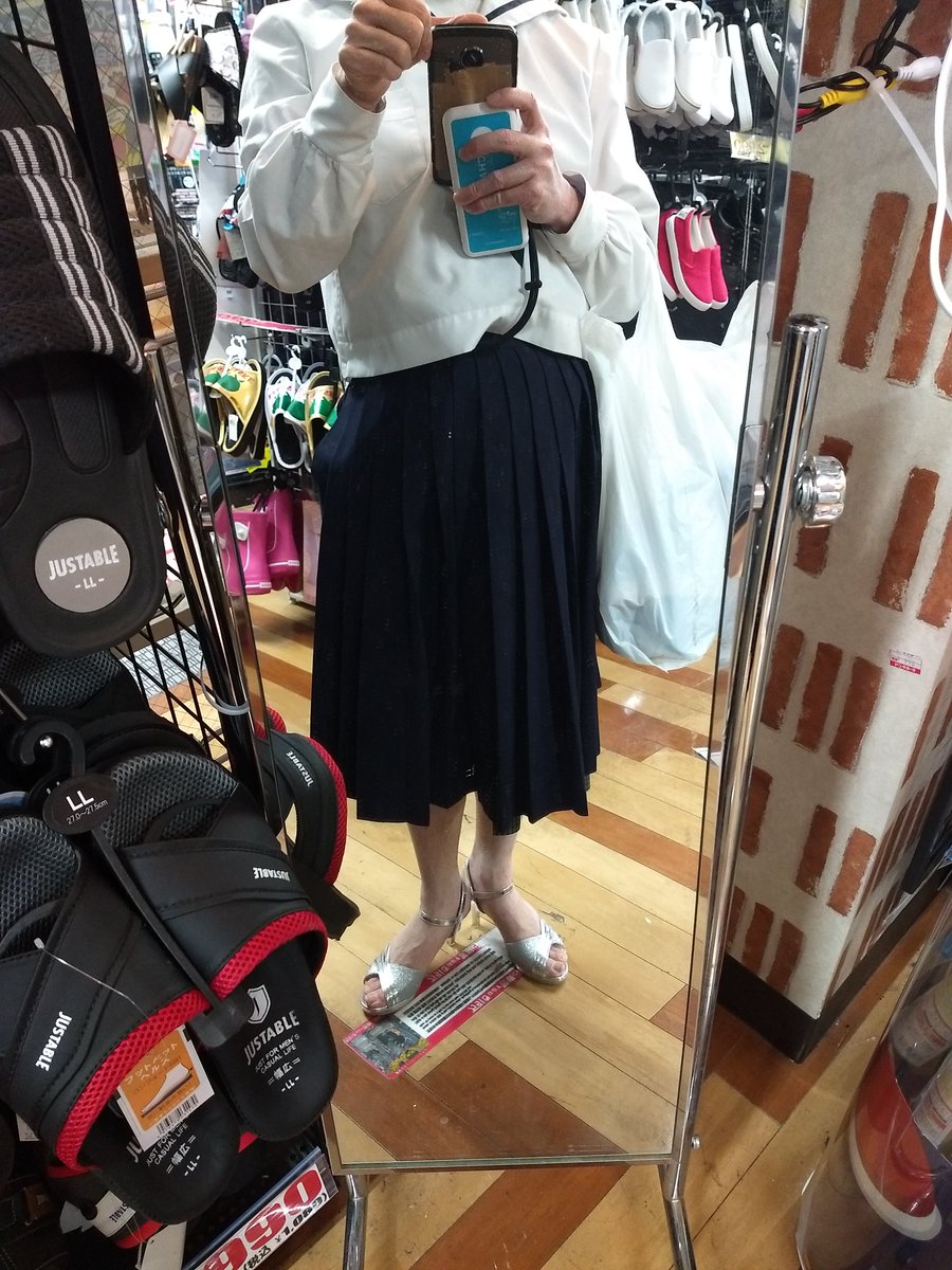 HadashiMizugi's tweet photo. セーラー服女装にピンヒールサンダルを履いてハロウィンに出かけました。

ハイヒール４つ持って行って途中で履き替え履き替えしながらウロウロ。
#ハイヒール男子 https://t.co/BxRRsUlRi3