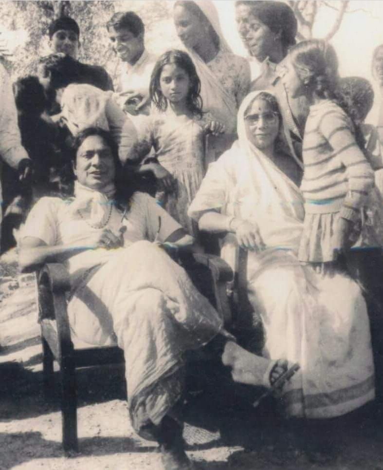 Jagadguru_'s tweet photo. Wishing Happy Birthday to Dearest Chhoti Didi 🙏🏼🙏🏼🙏🏼❤❤❤🕯🕯🕯🎈🎈🎈🎁🎁🎁
#radheyradhe #Radhey_Radhey #jagadgurushrikripalujimaharaj #happybirthday https://t.co/NGlfmk65iG