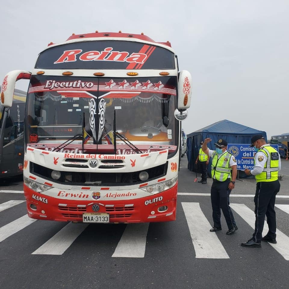 CTEcuador's tweet photo. #ViajaSeguroEC l Mantenemos los controles en las terminales terrestres, pruebas de alcoholemia, revisión del perfecto estado de las unidades y sus documentos habilitantes, garantizamos la seguridad de los usuarios.

#JuntosLoLogramos 
#VamosBienCTE https://t.co/eTMu4qWr5W