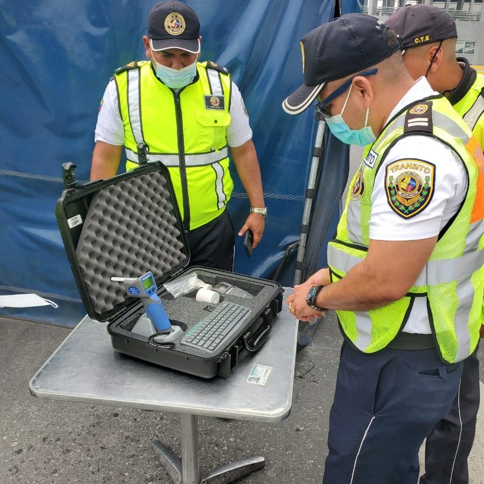 CTEcuador's tweet photo. #ViajaSeguroEC l Mantenemos los controles en las terminales terrestres, pruebas de alcoholemia, revisión del perfecto estado de las unidades y sus documentos habilitantes, garantizamos la seguridad de los usuarios.

#JuntosLoLogramos 
#VamosBienCTE https://t.co/eTMu4qWr5W