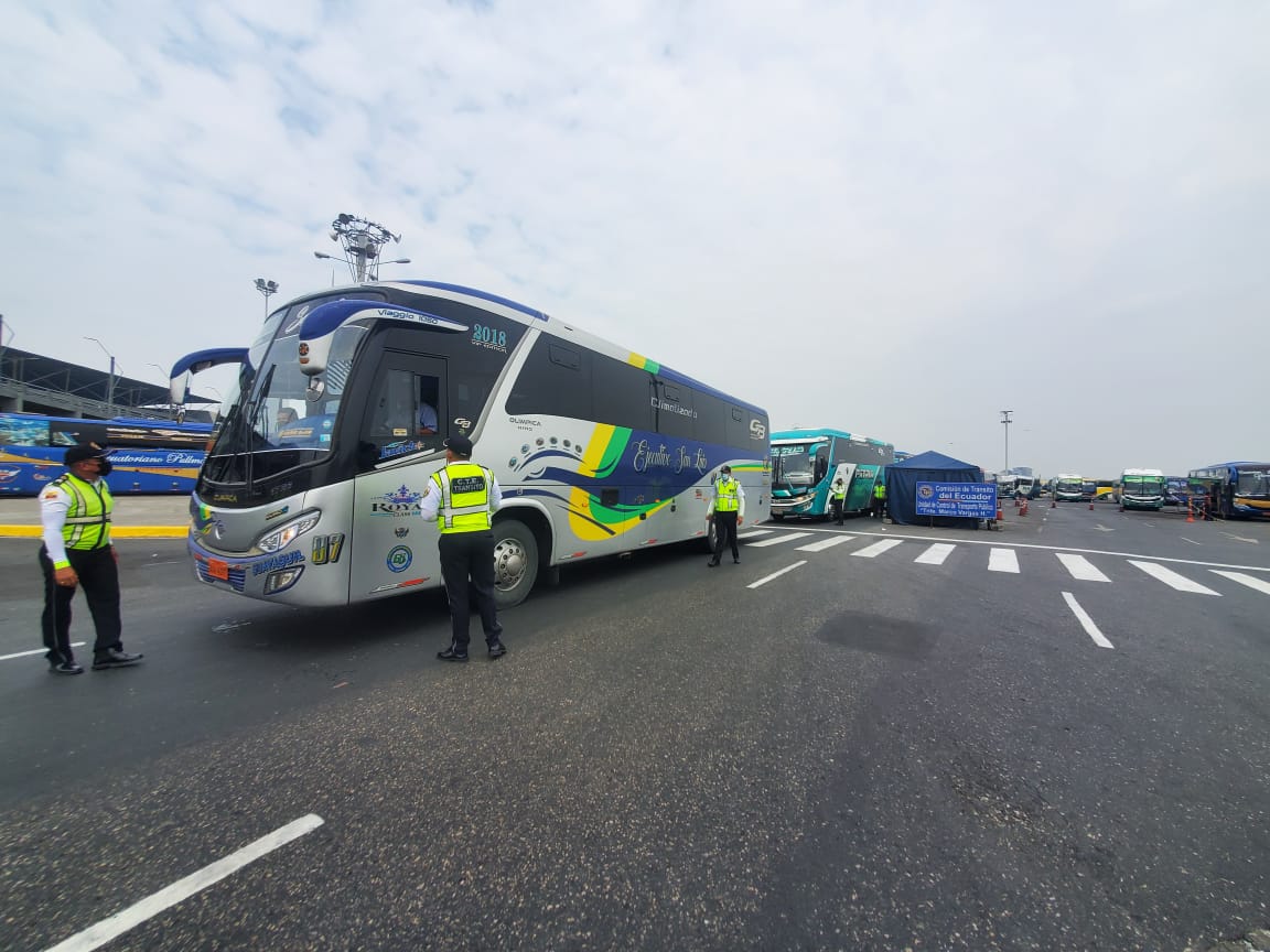 CTEcuador's tweet photo. #ViajaSeguroEC l Mantenemos los controles en las terminales terrestres, pruebas de alcoholemia, revisión del perfecto estado de las unidades y sus documentos habilitantes, garantizamos la seguridad de los usuarios.

#JuntosLoLogramos 
#VamosBienCTE https://t.co/eTMu4qWr5W