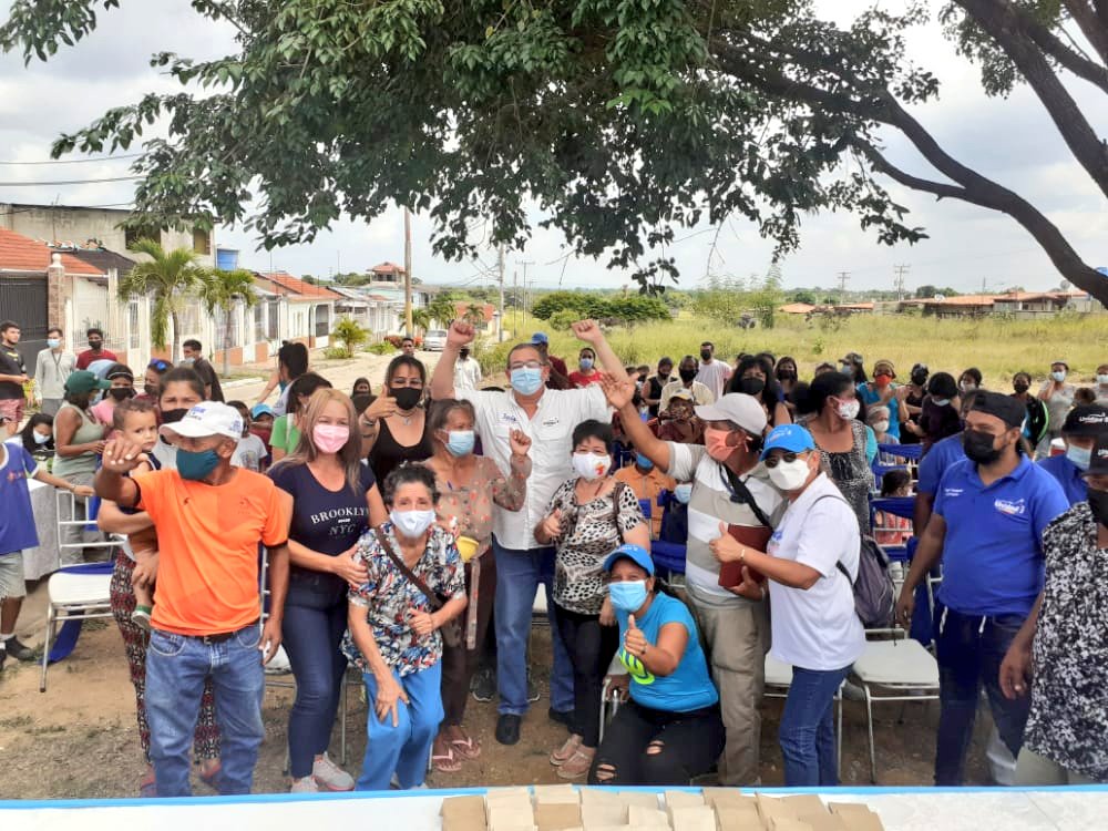 AlcaldiaAnaco's tweet photo. ¡#AnacoSolidario❤️ Llegó a Villa Araguaney👏!

Cada día son más las personas atendidas por este gran plan de nuestro Alcalde @LuisGuevaraM_. Esta nueva jornada benefició a más de 130 vecinos de la comunidad con la entrega de medicamentos, bastón y la imperdible Olla Solidaria. https://t.co/wBflYx7YkC