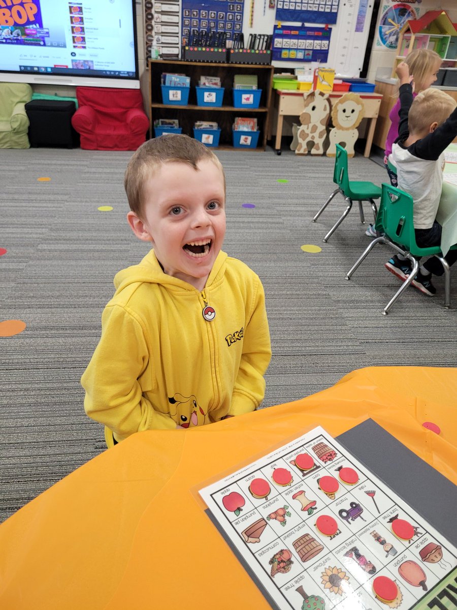 JenKoziolek's tweet photo. Friday was #PumpkinDay in #K2! We counted the number of seeds by putting them into groups of 10. Our pumpkin had 507 seeds! AND DID YOU KNOW PUMKINS FLOAT!?!? We ended our fun with a fall party and enjoyed games, treats, and giggles!
#McKinleyStrong
#OwatonnaProud
#HarvestParty https://t.co/zrTuNxDtim