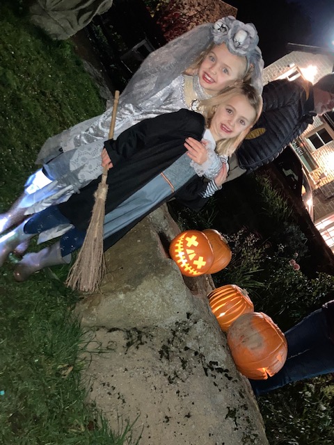 BeesGrenoGreen's tweet photo. We had a little gathering up on Grenoside Green last night, and displayed lots of pumpkins carved by ourselves. Here are a few pictures of the evening. #pumpkins #halloween2021 #Grenoside #Sheffieldissuper https://t.co/i0pFlql3Zm