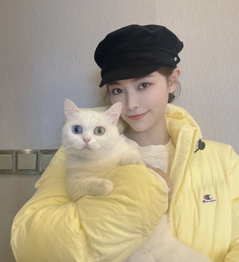 luvsjiaqi's tweet photo. [211031] kiki RED update!!

🌝💙
cream coloured, fairytale winter outfit🈶
i really like cream coloured,
and child-like outfits https://t.co/EWf89mBLAy